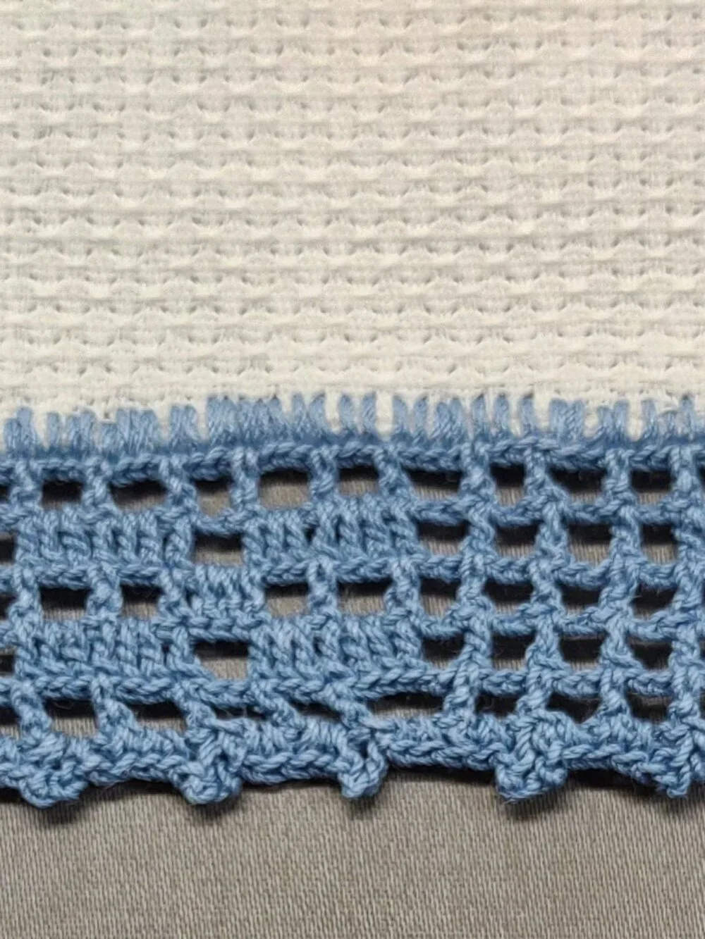 Sweet antique bath towel blue crochet hem, white shamrock 17 x 28 T169 CL